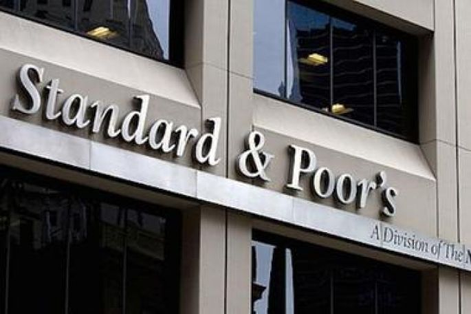 Standard & Poor’s bajó este viernes la perspectiva de calificación de México de estable a negativa