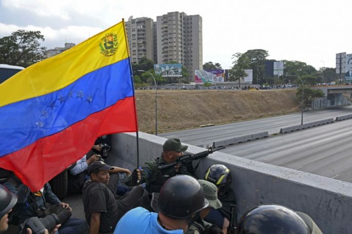 Militares se sublevan contra Maduro y Guaidó llama a toda la Fuerza Armada a sumarse
