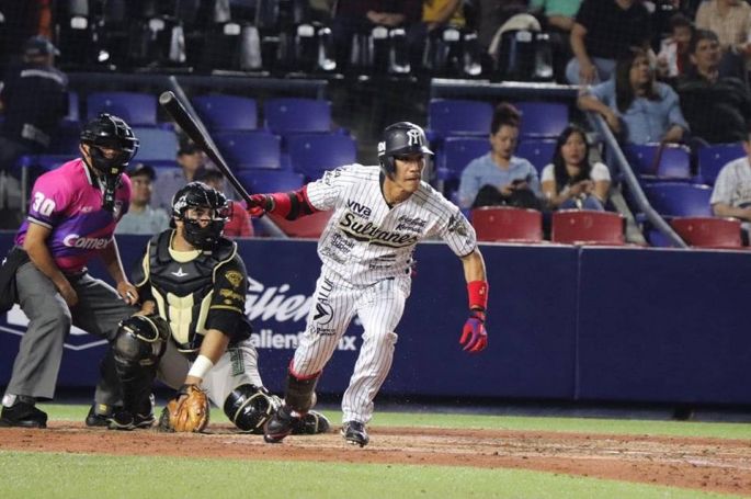 Sultanes derrota a Leones en feria de batazos: 10-8