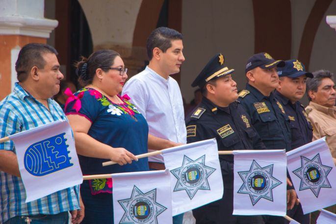 La policía municipal de Tekax recibe a los viajeros con los brazos abiertos para guiarlos y protegerlos