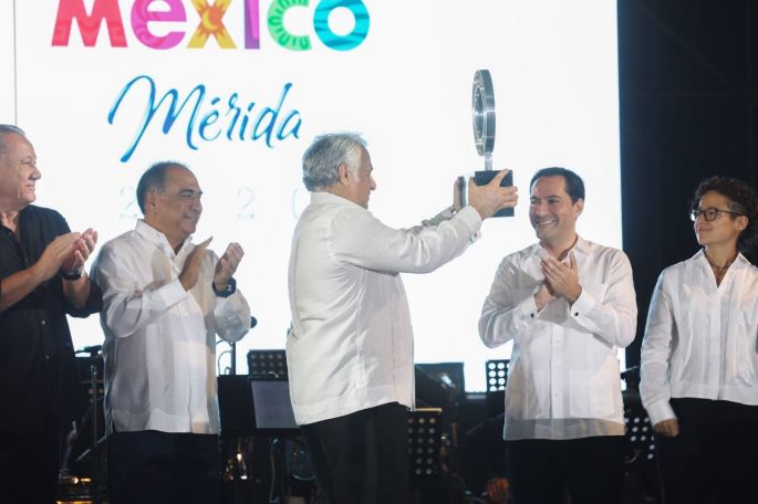 Mauricio Vila Dosal recibe la estafeta para la realización del Tianguis Turístico 2020 en Mérida