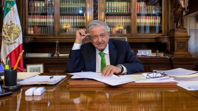 AMLO firma memorándum para cancelar reforma educativa