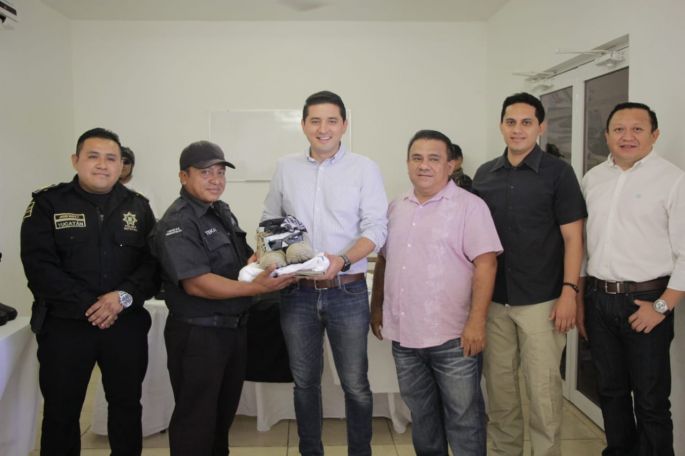 Policías de Tekax reciben flamantes uniformes del alcalde Diego Ávila