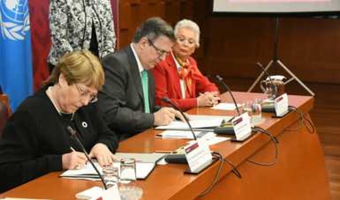 Michelle Bachelet y Marcelo Ebrard firman Acuerdo para asesorar a la Comisión para la Verdad del caso Ayotzinapa