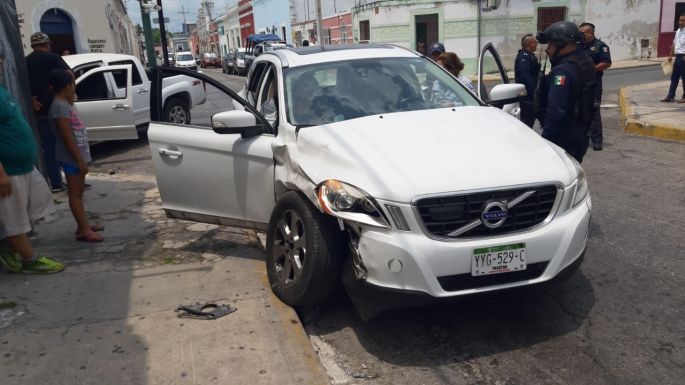 Desbarata su "Volvo" por volarse el alto