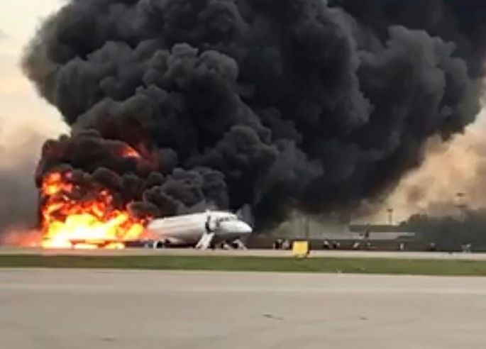 41 muertos, incluyendo 2 niños, en el aterrizaje de emergencia de un avión en Rusia