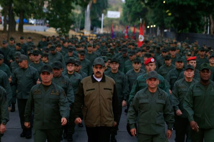 Maduro anuncia ofensiva y oposición dice que inició quiebre de la "dictadura"