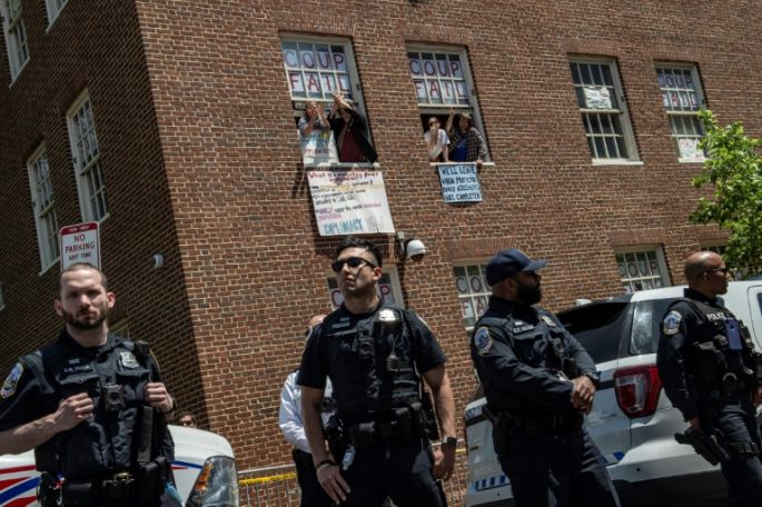 Desalojan a activistas de embajada de Venezuela en EEUU