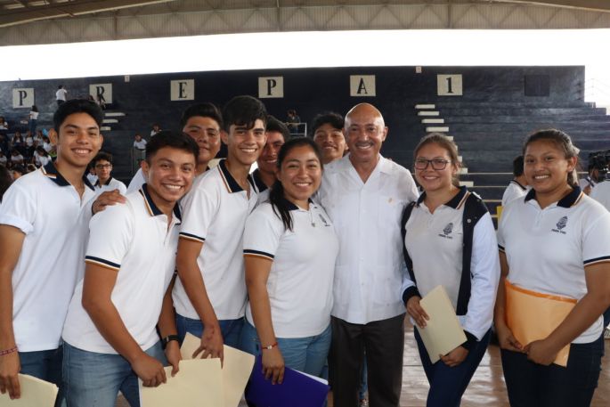 Estudiantes de la UADY reciben sus becas "Benito Juárez"