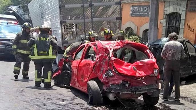 3 muertos y 12 heridos en la CDMX por choque de tráiler contra autos
