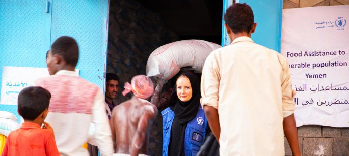 La ayuda humanitaria llega por primera vez a dos ciudades asediadas de Yemen