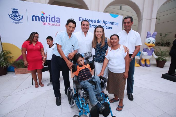 Entregan aparatos ortopédicos en el marco de la "Semana de la Niñez"