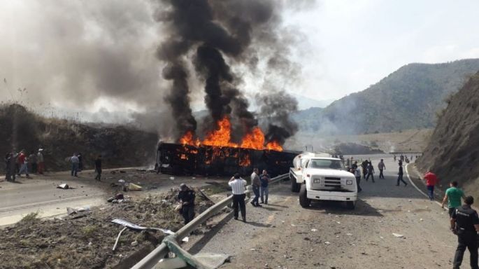 Choque entre autobús y tráiler en las Cumbres de Maltrata deja al menos 21 muertos