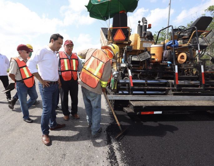 Supervisan los trabajos de conservación de la carretera Mérida-Progreso