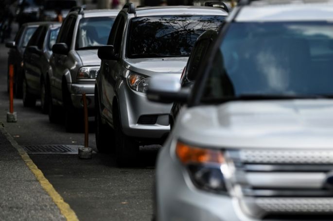 Colas de varios días para surtirse de gasolina en la petrolera Venezuela