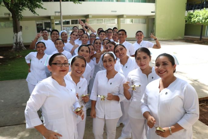 Realizan el Paso de la Luz y la entrega de cartas de pasantes a los estudiantes de la Licenciatura en Enfermería