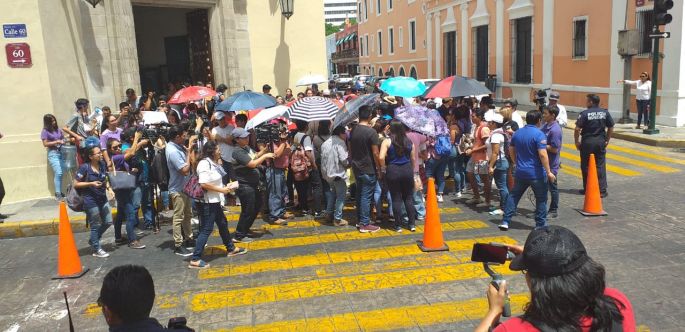 Protestan alumnos de la Prepa #1 por denuncia de acoso de un docente a una alumna