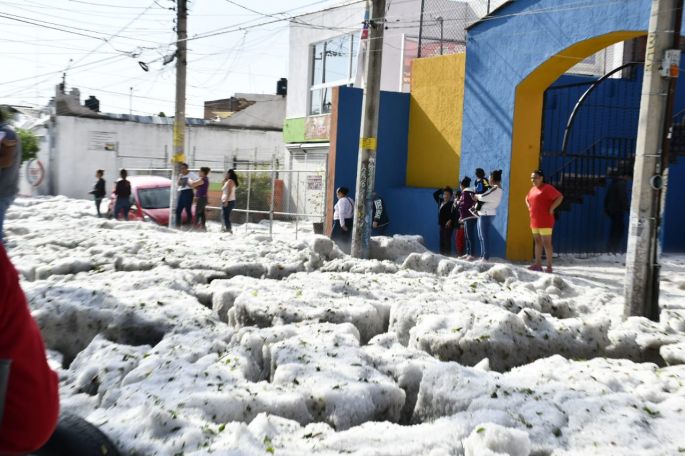 Sorpresiva granizada en Guadalajara deja 60 viviendas y 30 vehículos afectados 
