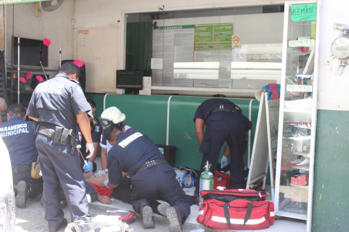Sujeto se infarta dentro de su vehículo en pleno Centro de Mérida 
