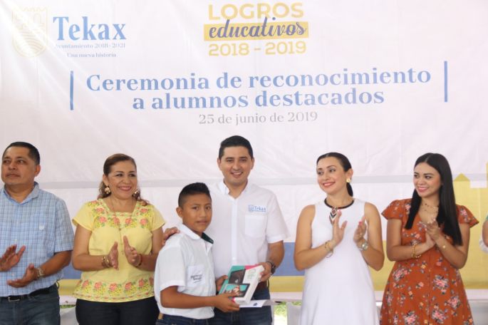 Entregan reconocimientos y obsequios a niños y jóvenes de Tekax que destacaron en sus estudios