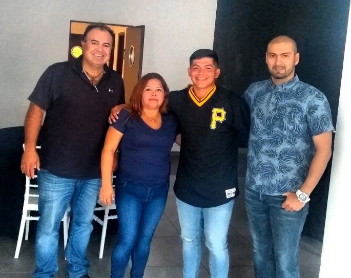 Joven melenudo firma con los Piratas de Pittsburgh