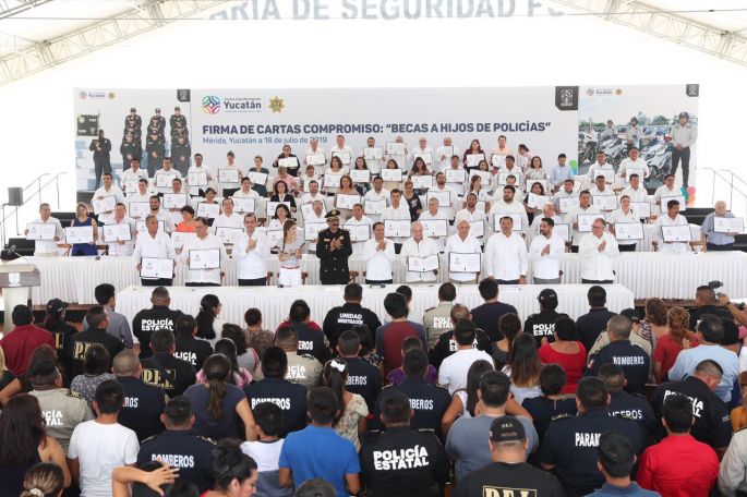 Entregan becas universitarias para hijos de policías yucatecos