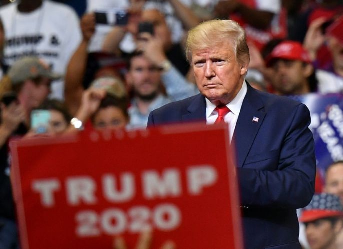 Trump se aferra a su base política y continúa la controversia racial
