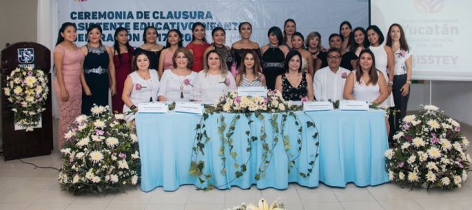 Se gradúan alumnas de la carrera de Asistente Educativo Infantil del Isstey