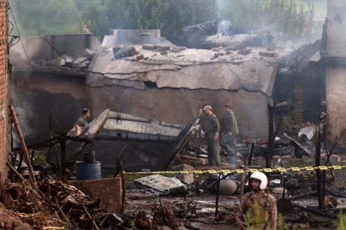 Mueren 18 personas al caer avión militar en área residencial de Pakistán