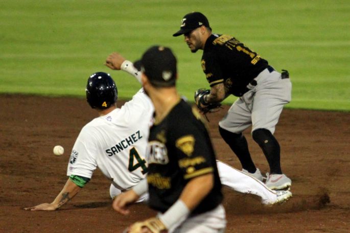 Leones asegura la serie ante Pericos de Puebla, los derrota 8-5