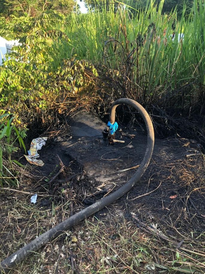 Asegura la Policía Federal Ministerial tractocamión conectado a toma clandestina en Tabasco