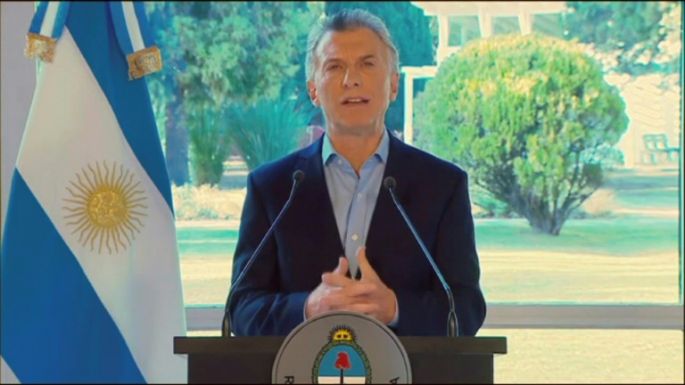 Presidente argentino aumenta salarios y baja impuestos tras revés electoral