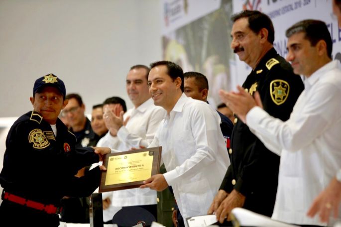 Entregan reconocimientos y estímulos económicos a bomberos por su labor