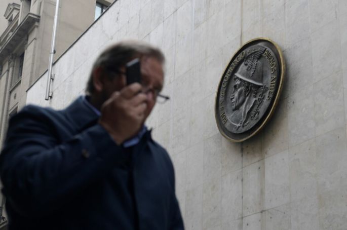 Bolsa argentina sube 8% antes de primarias presidenciales 