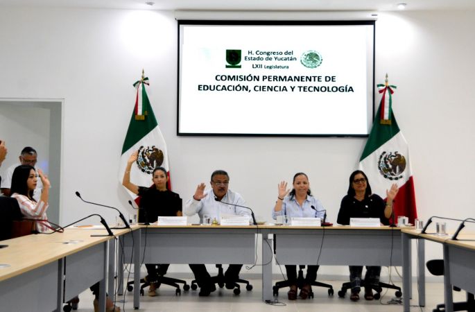 Distribuyen iniciativa para reconocimiento al Maestro del Año