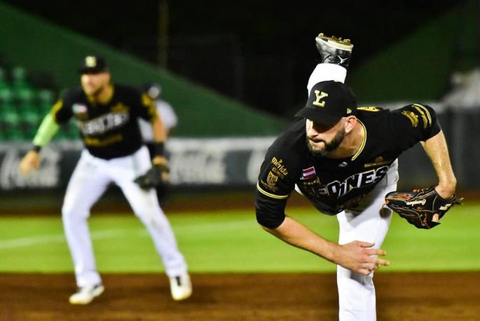 En duelo de pitcheo, gana Leones el segundo contra Bravos 