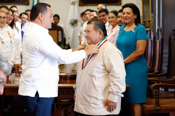 Entregan la medalla Héctor Herrera “Cholo” a Mario Herrera Flores “Mario III”