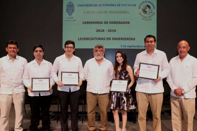 Premian a estudiantes destacados de la Facultad de Ingeniería; concluyen su carrera 170 nuevos profesionales