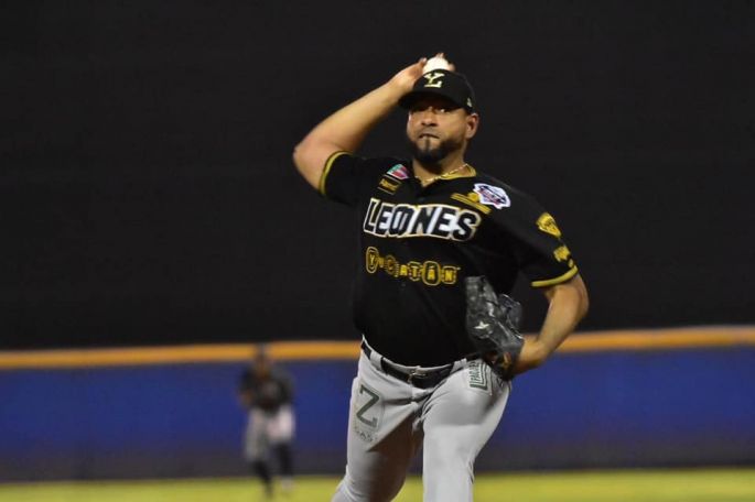 ¡Los reyes del suspenso!, Leones pega primero en la Serie del Rey
