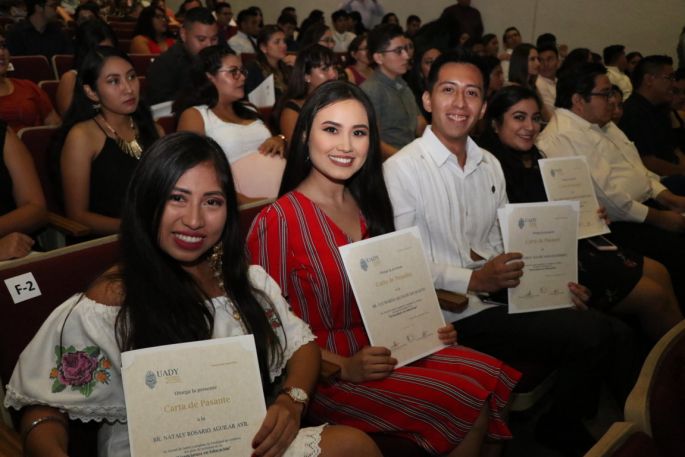 Reciben cartas de pasantes estudiantes de la UADY