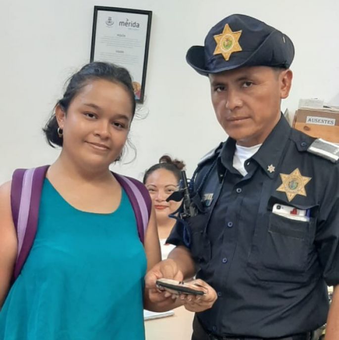 Honradez ciudadana, una mujer entrega un monedero que se encontró en la calle 