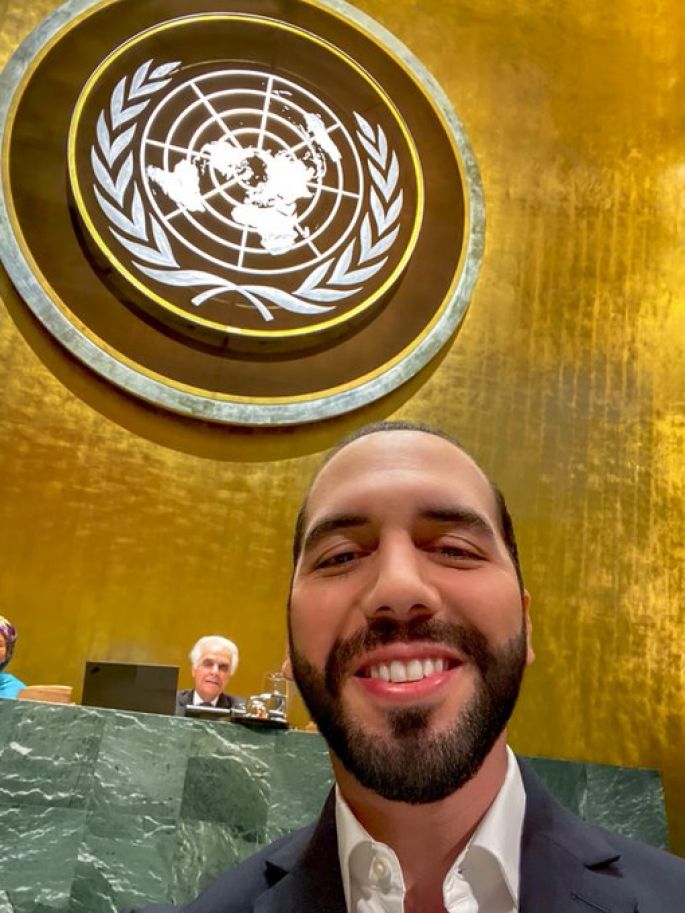 El presidente de El Salvador se toma un selfie en la Asamblea General para exponer que su formato es obsoleto