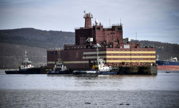 La primera central nuclear flotante, desarrollada por Rusia, llega a su puerto