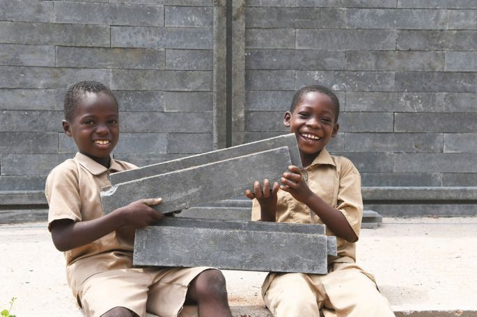En África, una empresa colombiana transforma el plástico en educación
