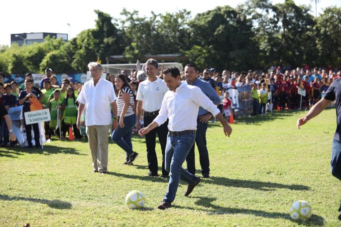 Reaparece Mauricio Vila e inaugura la Liga de Fútbol "Álvaro García Aguilar"