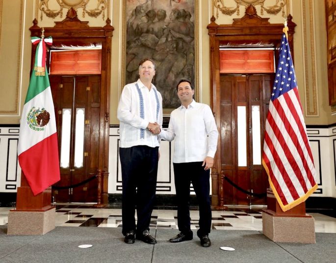 Se reúnen en Palacio de Gobierno el Gobernador Mauricio Vila y el embajador de USA en México, Christopher Landau