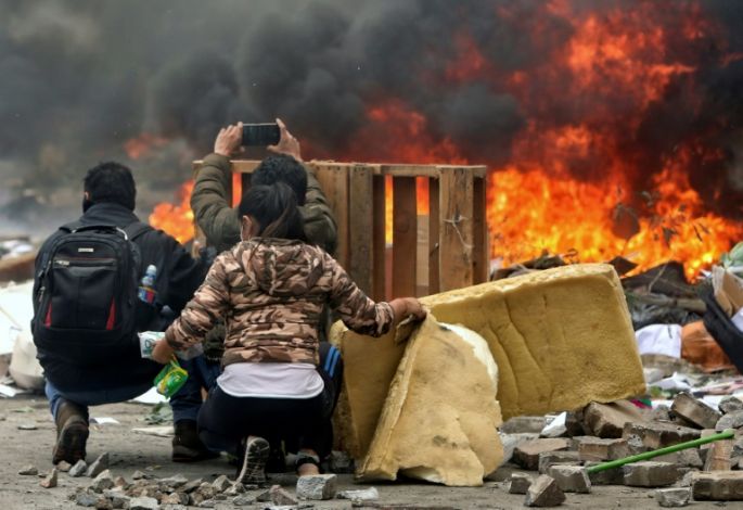 Caos y violencia llevan a imponer toque de queda en Quito