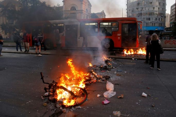 Chile en caos tras protestas por aumento de tarifa del Metro