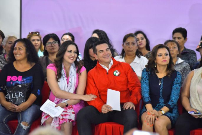 Celebra el PRI con vendedoras por catálogo, eliminación de impuesto