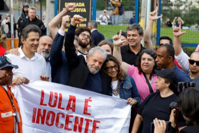 Lula salió de la cárcel, ovacionado por sus partidarios